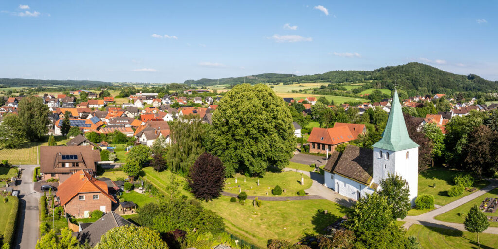 Ein landschaftliches Idyll - Der Lügder Ortsteil Elbrinxen mit Kirche und der tausendjährigen Linde