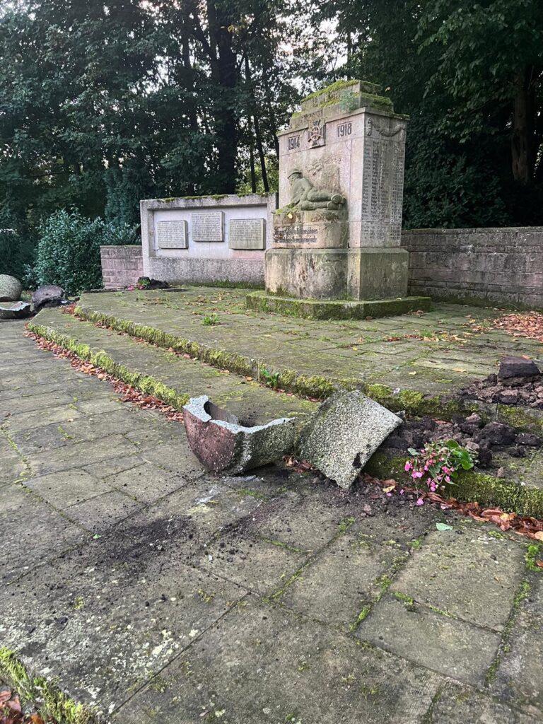 Beitragsbild Vandalismus am Ehrenmal in Rischenau.