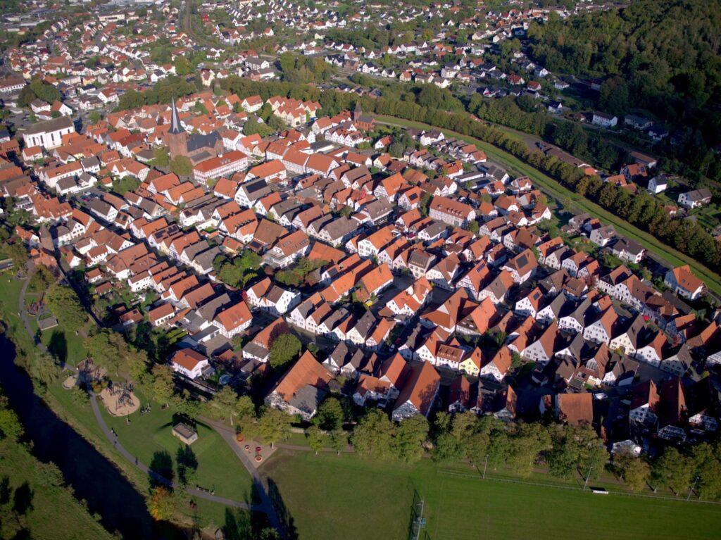 Luftbild des Stadtkerns von Lügde