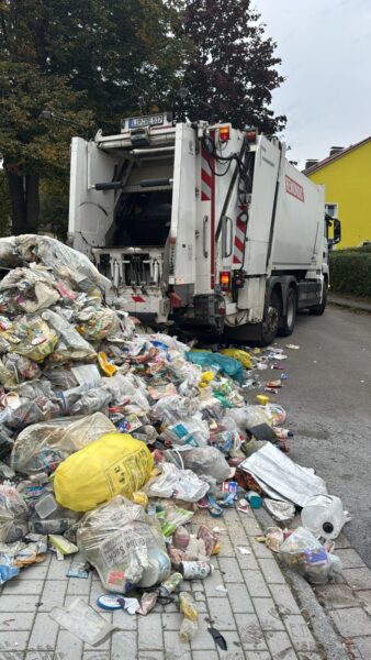 Brennender Inhalt eines Müllwagens in Lügde in der Waldstrasse